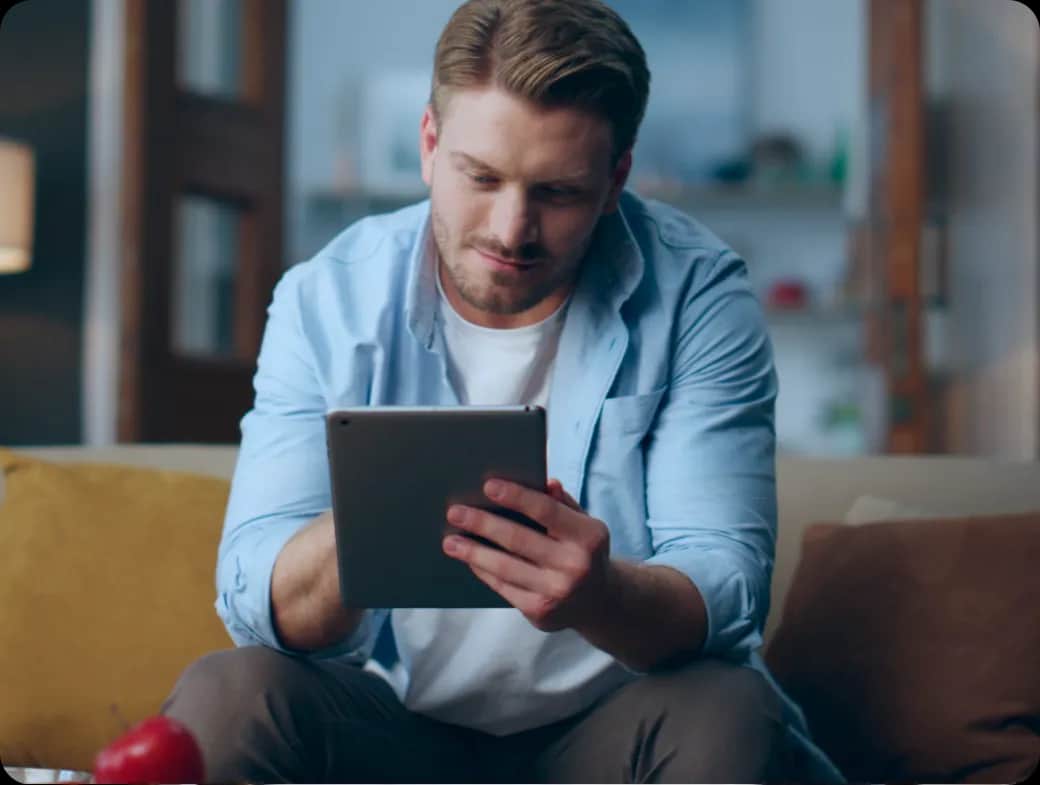 homem-usando-tablet.webp