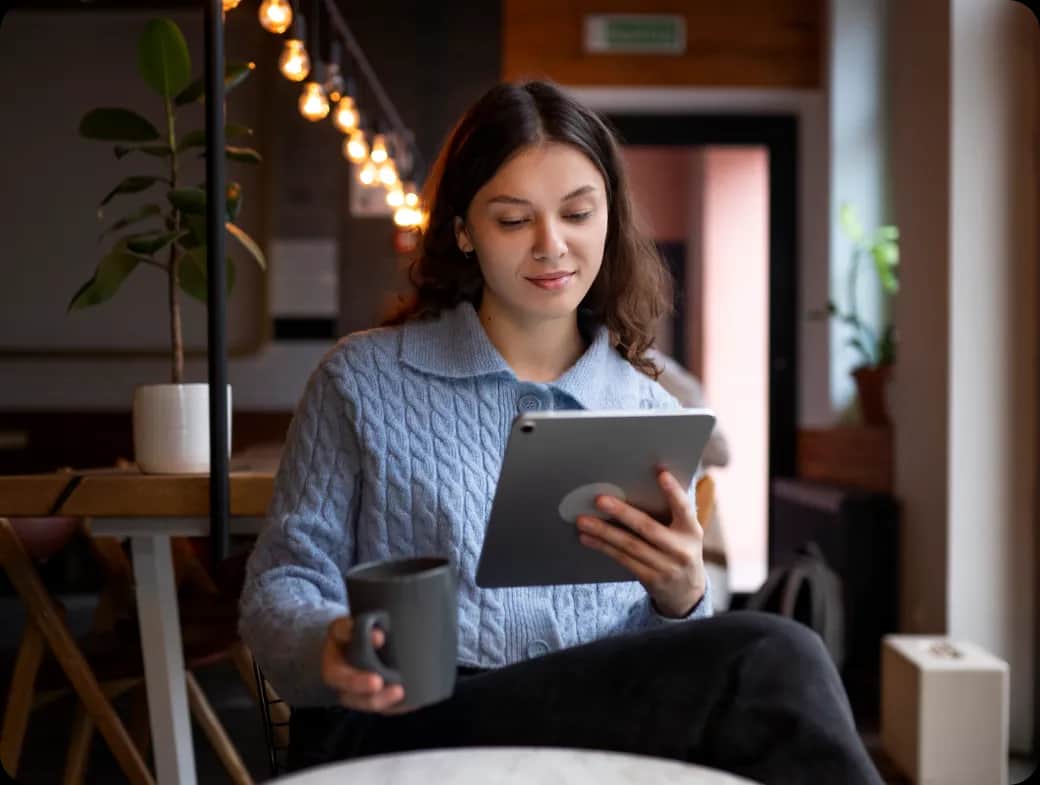 imagem-mulher-lendo-tablet.webp