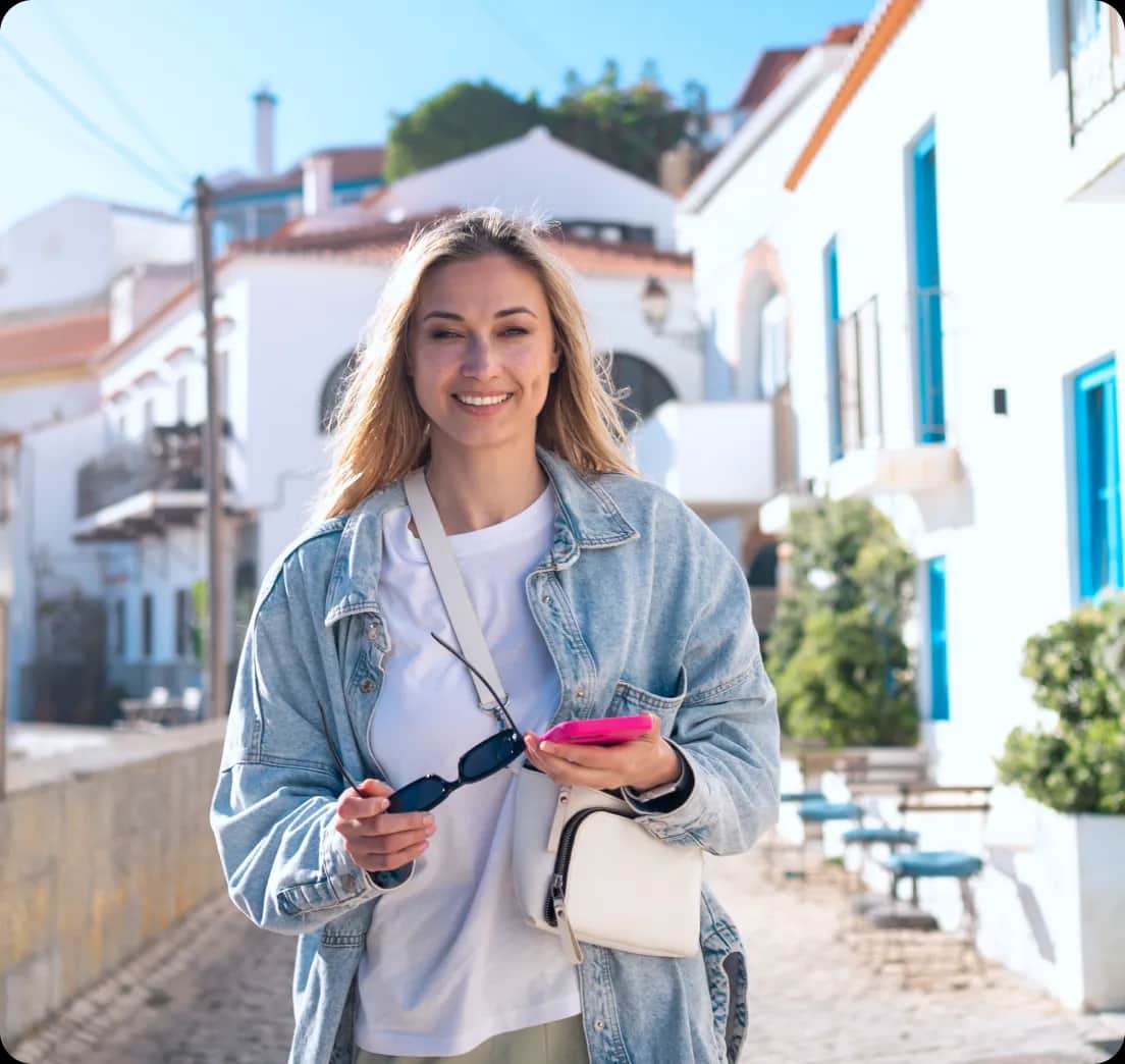 mulher-turista-portugal.webp