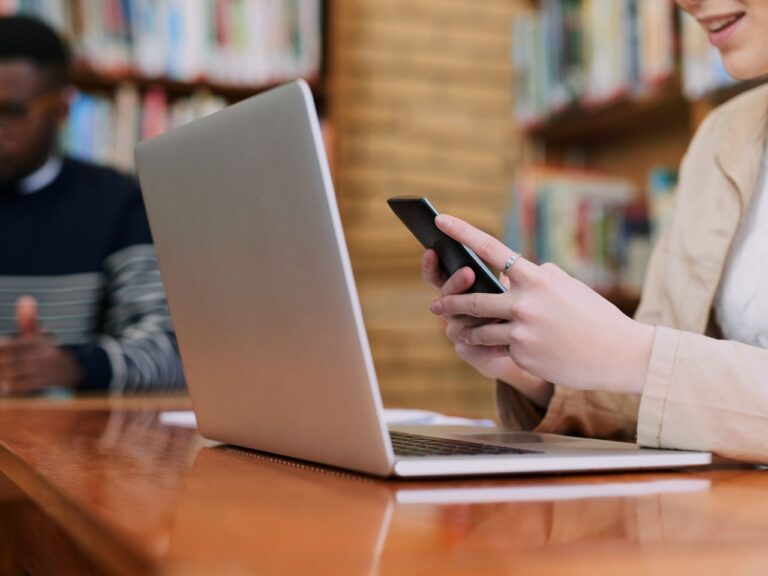 Mulher usando laptop para pagar curso para estudar fora.