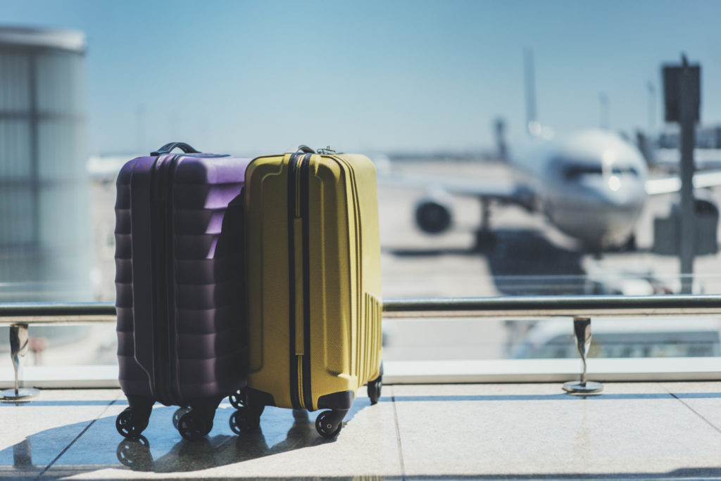 De acordo com as novas regras de bagagem em viagens internacionais e domésticas, cada companhia aérea pode especificar condições para o despache de bagagem, o que pode incidir em custos.