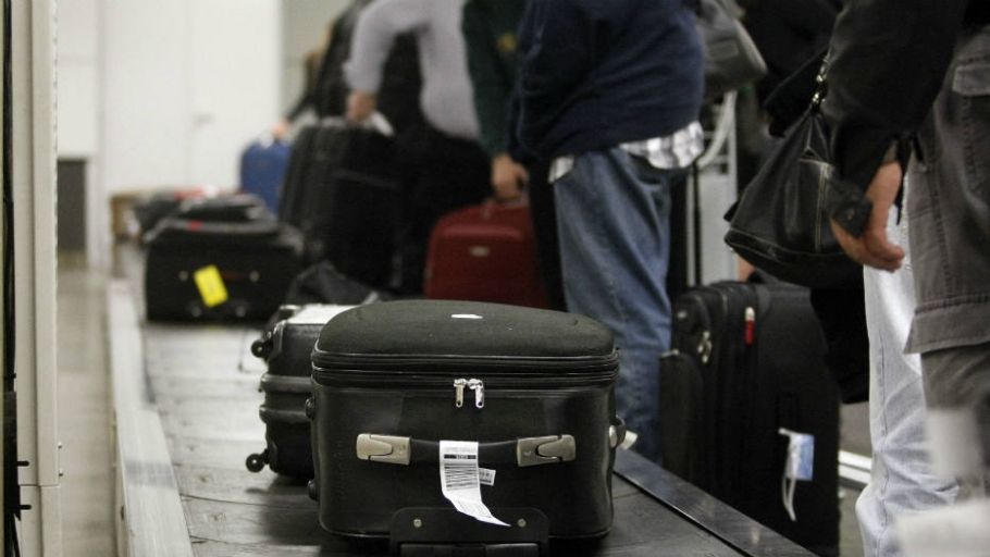 Em voos internacionais, a companhia aérea possui o prazo de 21 dias para localizar a mala perdida e devolver ao cliente. Em caso de extravio, ou seja, quando a mala não achada, o cliente deve receber uma indenização em sete dias.