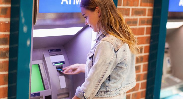 Na hora do saque em um caixa automático estrangeiro, certifique-se que está escolhendo a opção débito ao invés de crédito.