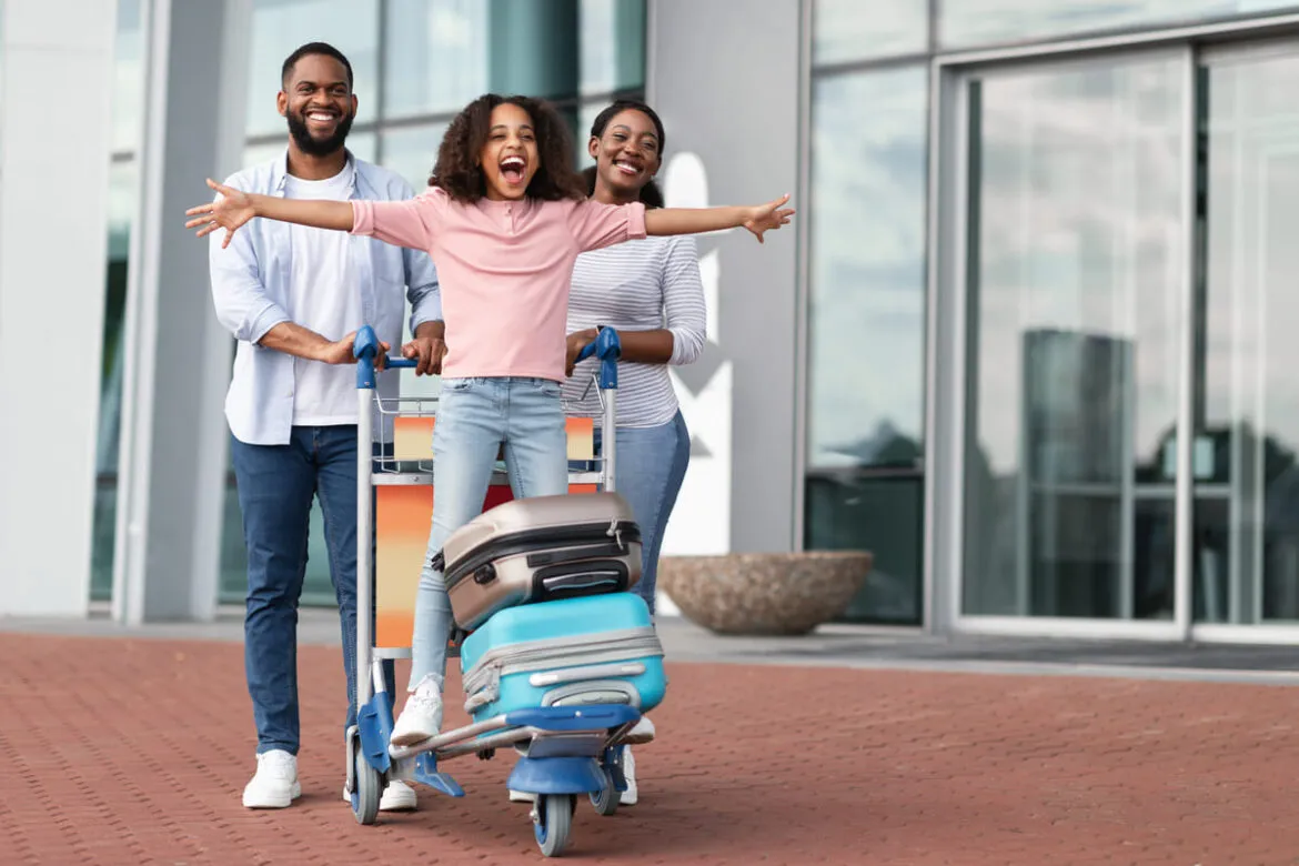 Uma família composta por um pai, uma mãe e uma filha pretos. A filha vai viajar mediante preenchimento do formulário padrão de autorização de viagem internacional.