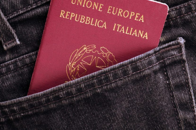 É necessária uma longa lista de documentos para conseguir o passaporte europeu.