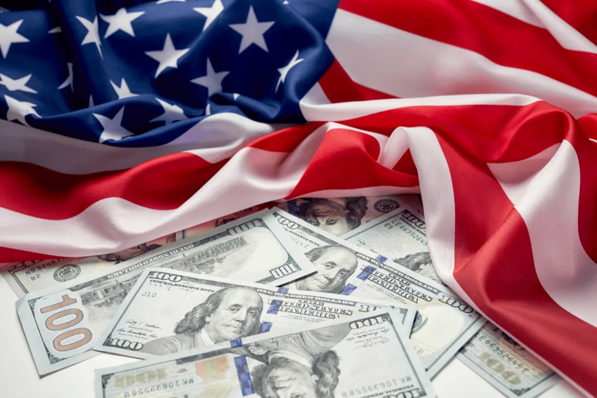 Foto da bandeira americana em cima de notas de dólares