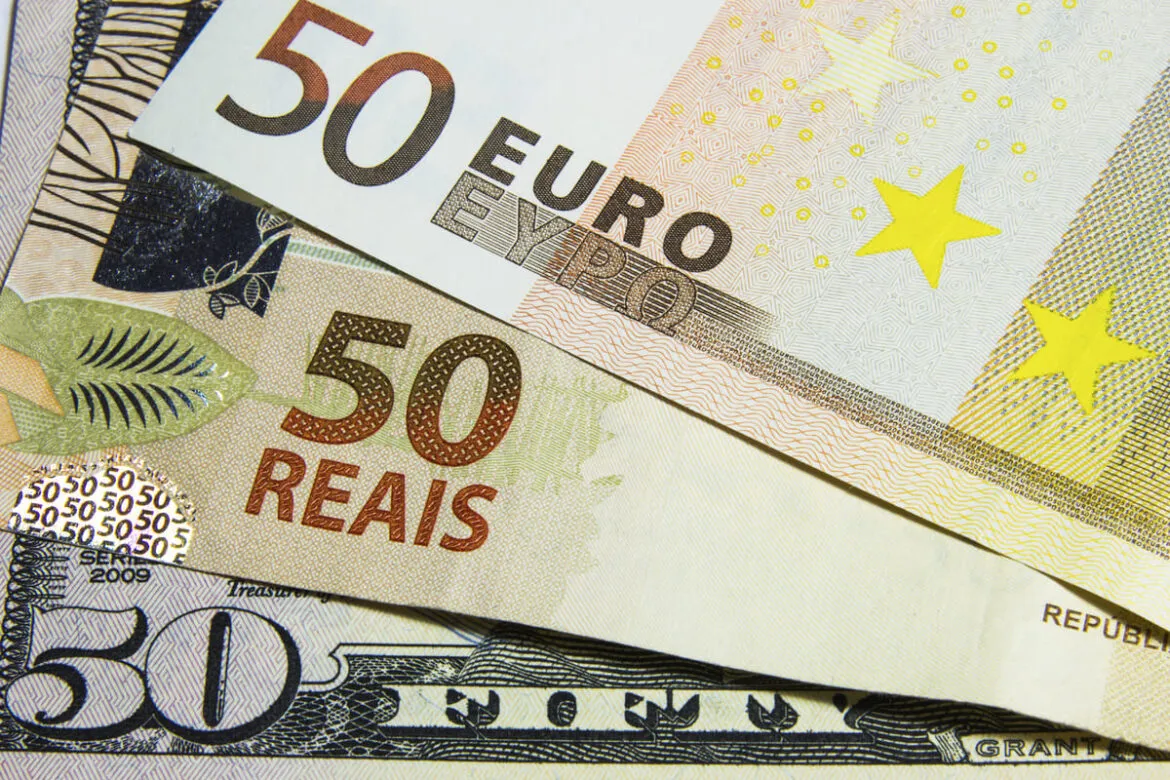 Notas de euro e real focando em como receber dinheiro de Portugal