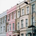 Rua com prédios de casas para comprar no Reino Unido