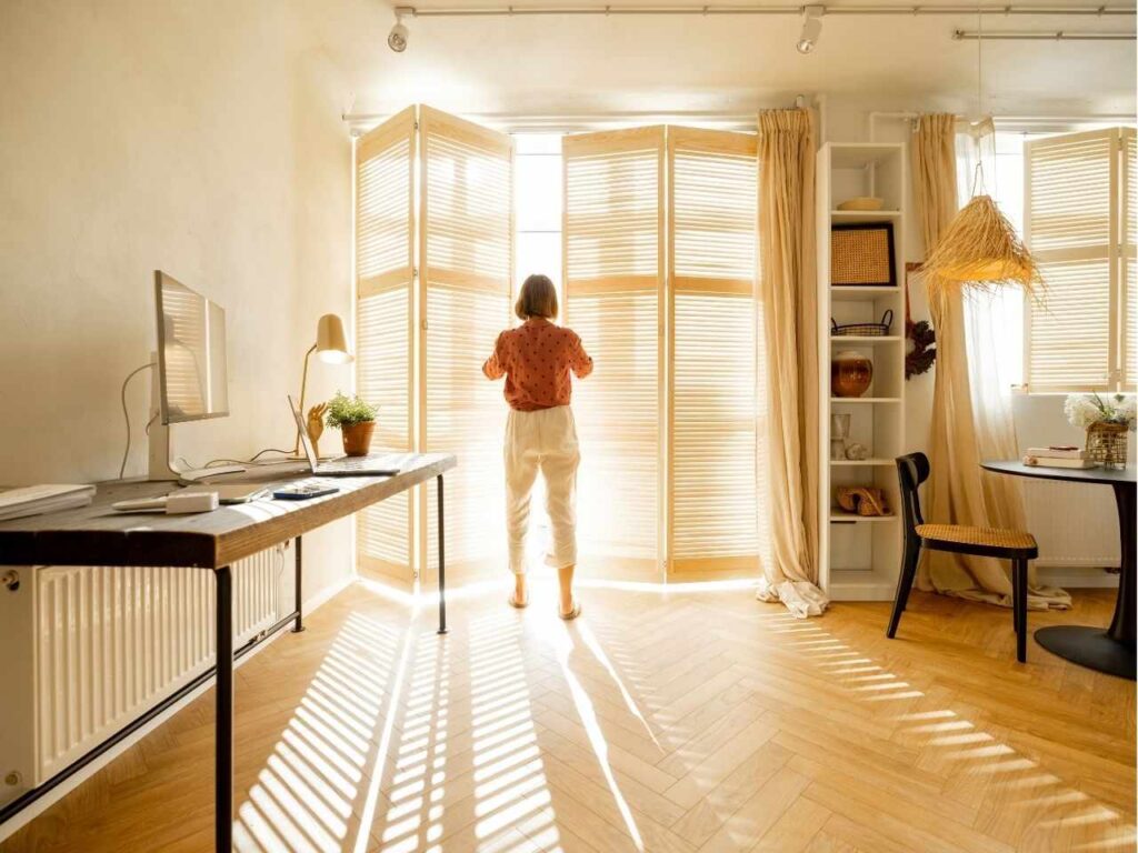 Mulher arrumando casa para comprar no Reino Unido