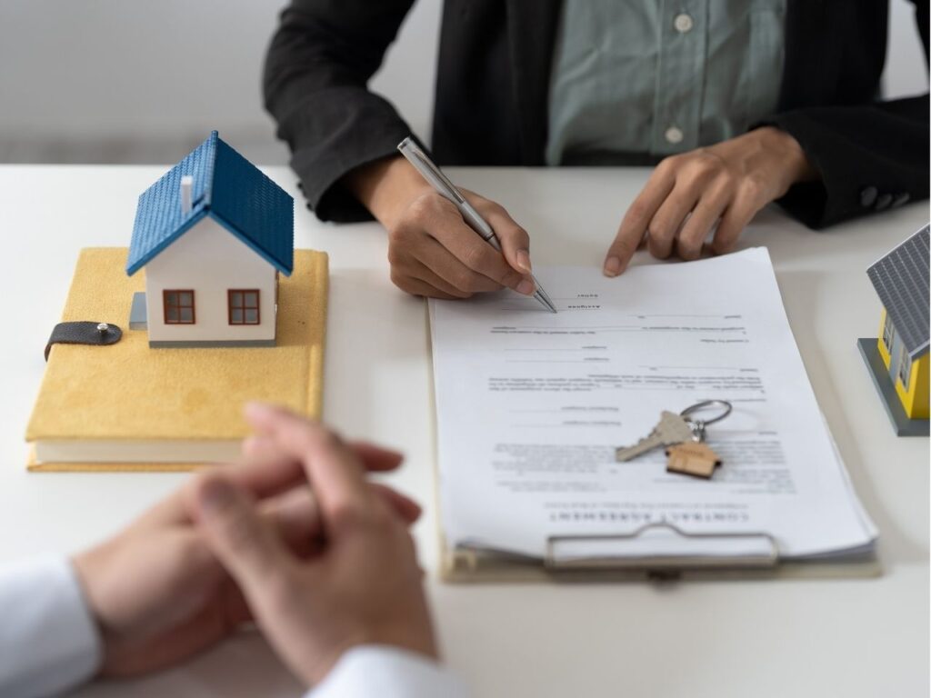 Homem assinando contrato para comprar casa no Reino Unido