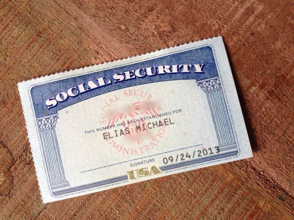 Para tirar o Social Security Number (SSN) é preciso ser cidadão, ter Green Card ou visto de trabalho norte-americano.