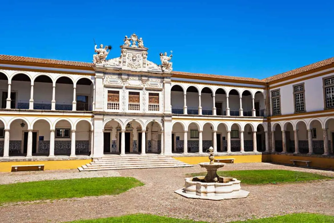 Fachada histórica da Universidade de Aveiro