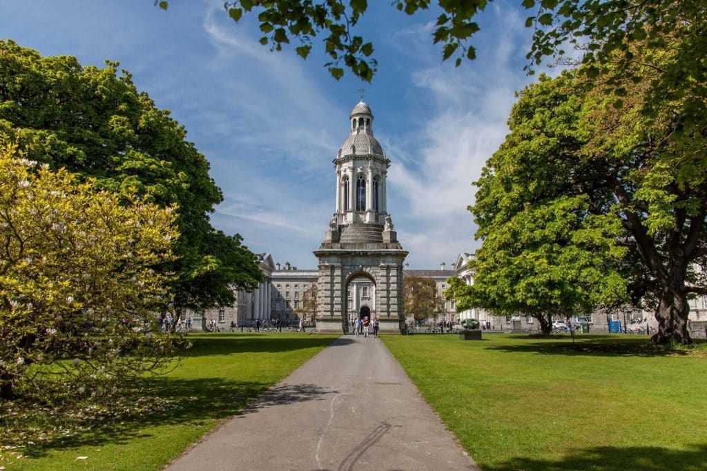 A Trinity College é universidade mais antiga do país, fundada em 1592 e possui uma das bibliotecas mais famosos do mundo.