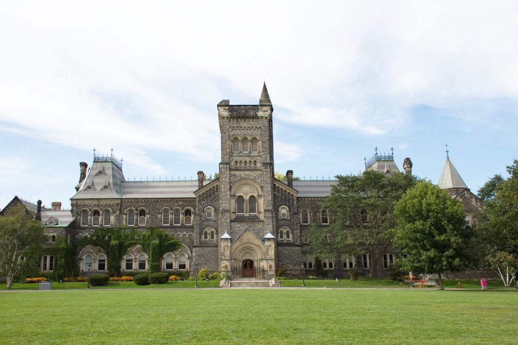 A Universidade de Toronto oferece desconto nas tarifas para primeira graduação.