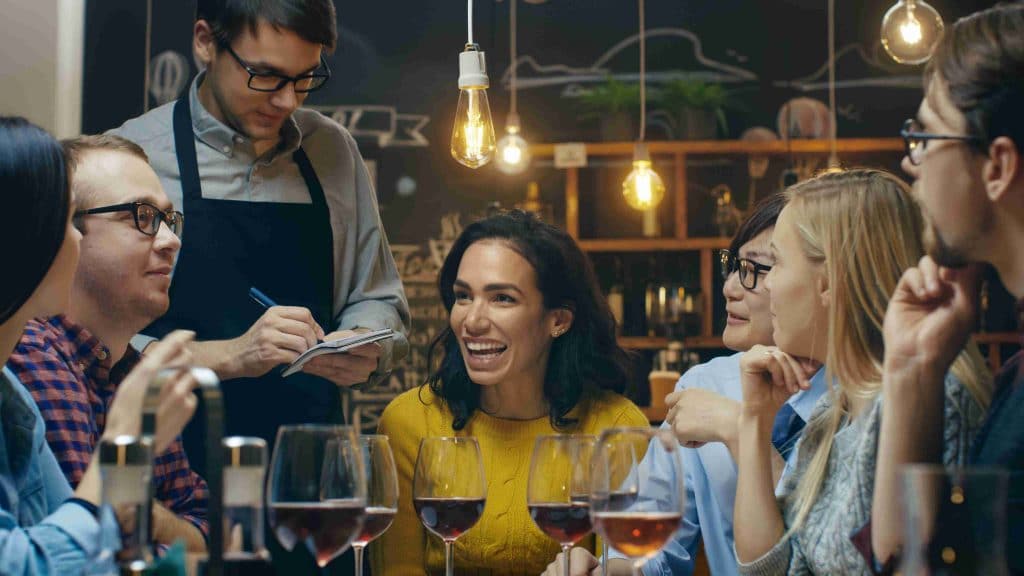 Atuar como garçom durante seu intercâmbio na Austrália é um dos empregos mais comuns.