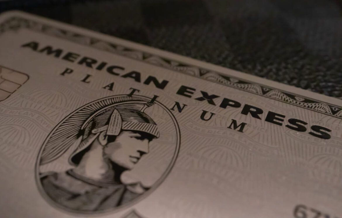 Cartão american express platinum em cima de uma mesa