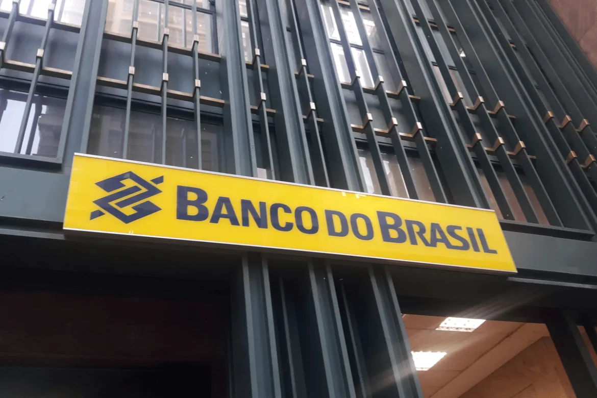 Foto da fachada de uma agência do Banco do Brasil onde aparece o logotipo da marca em cores amarelo e azul