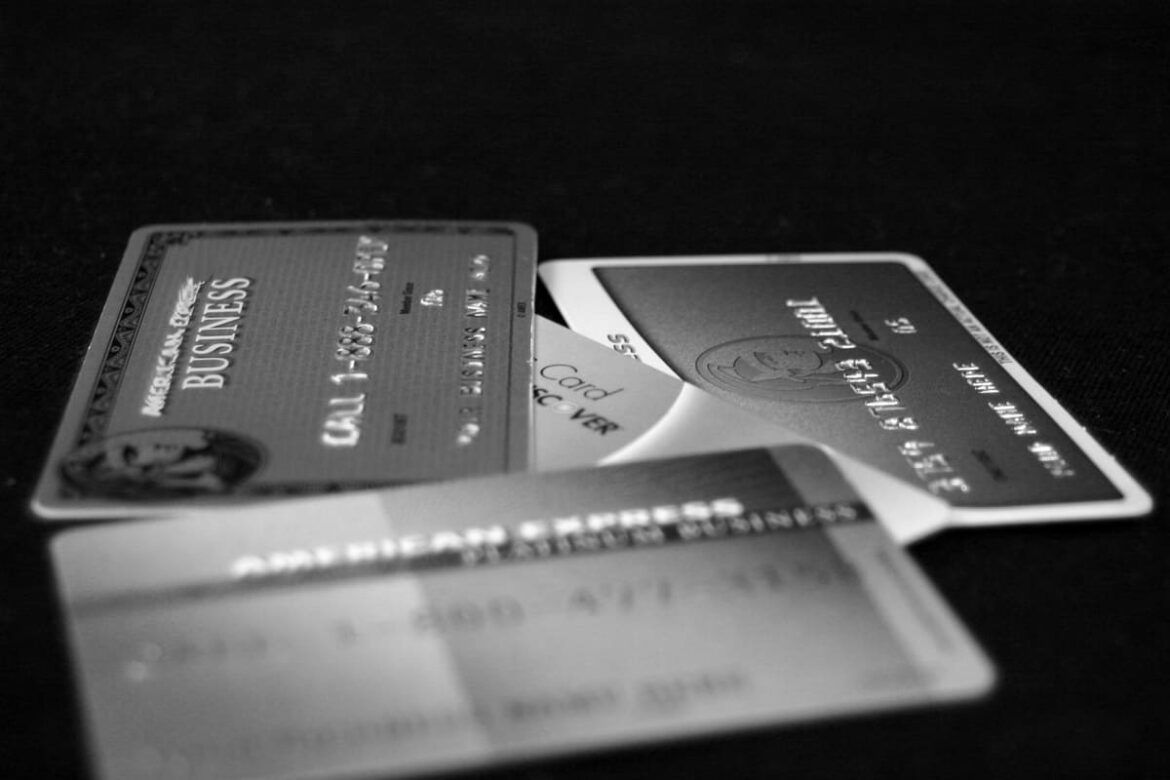 Cartões American Express Black em cima de uma mesa