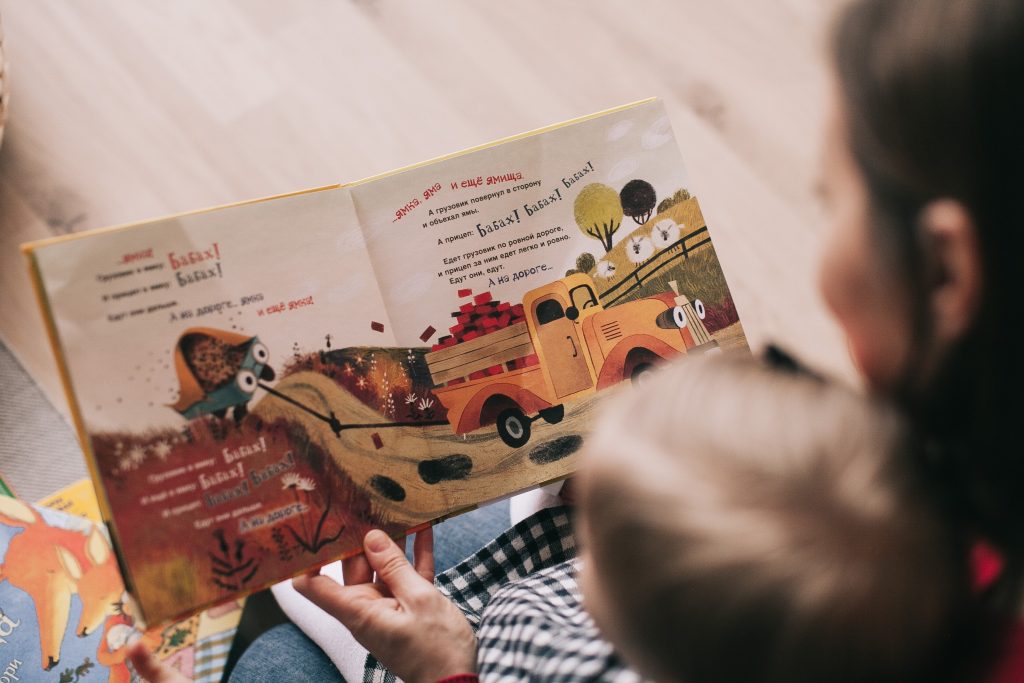 O Au Pair permite trabalhar como babá e receber moradia, alimentação, salário e bolsa. Quer saber mais sobre essa modalidade! Confira em nosso artigo!