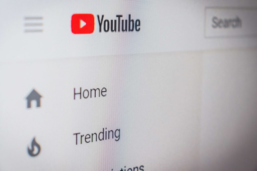 Ao menor sinal de um conteúdo que possa incitar comportamentos de ódio, agressividade ou atentado contra a própria vida, o AdSense emite um aviso de violação das regras