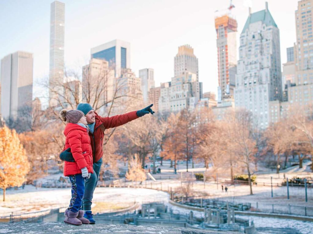 Pai e filho em um dia de neve no Central Park.