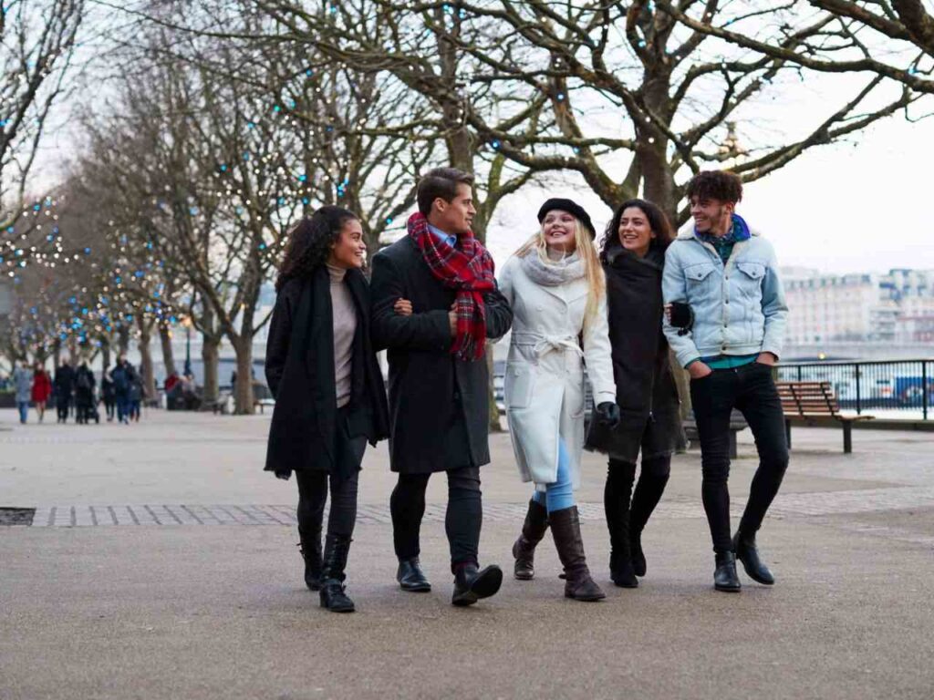 Grupo de amigos caminhando por Londres.