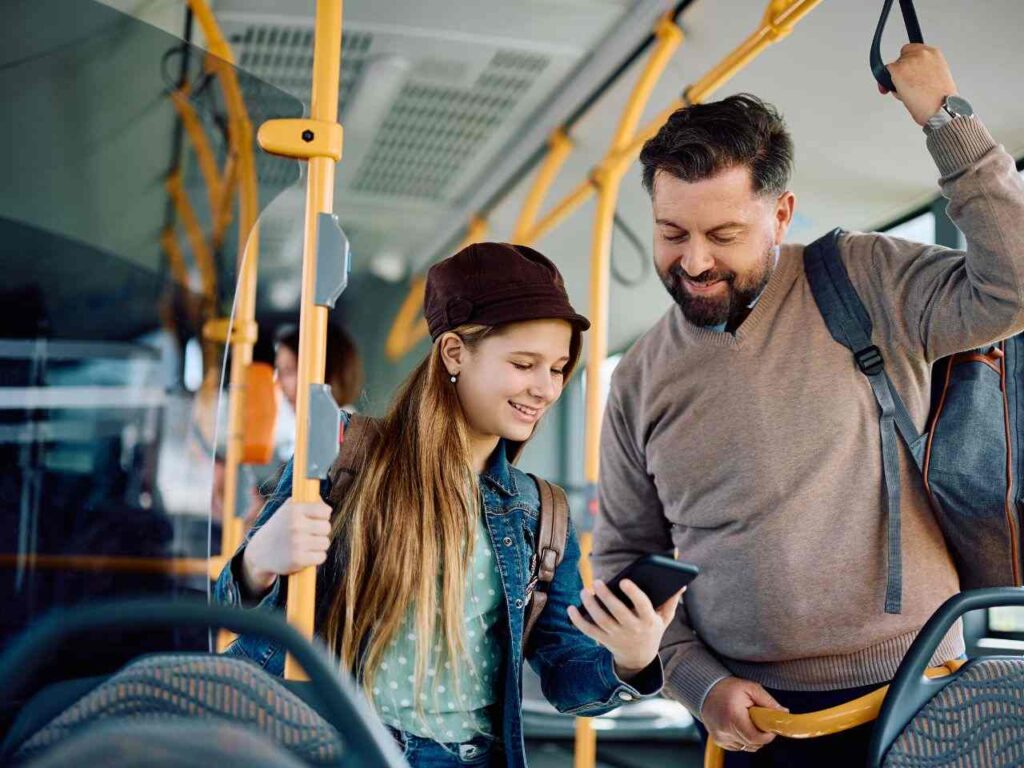 Casal acessando aplicativos de viagem de transporte