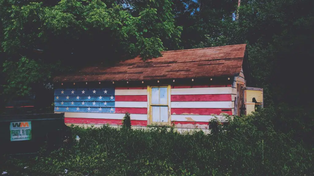 Casa americana com a bandeira dos Estados Unidos estampada na pintura