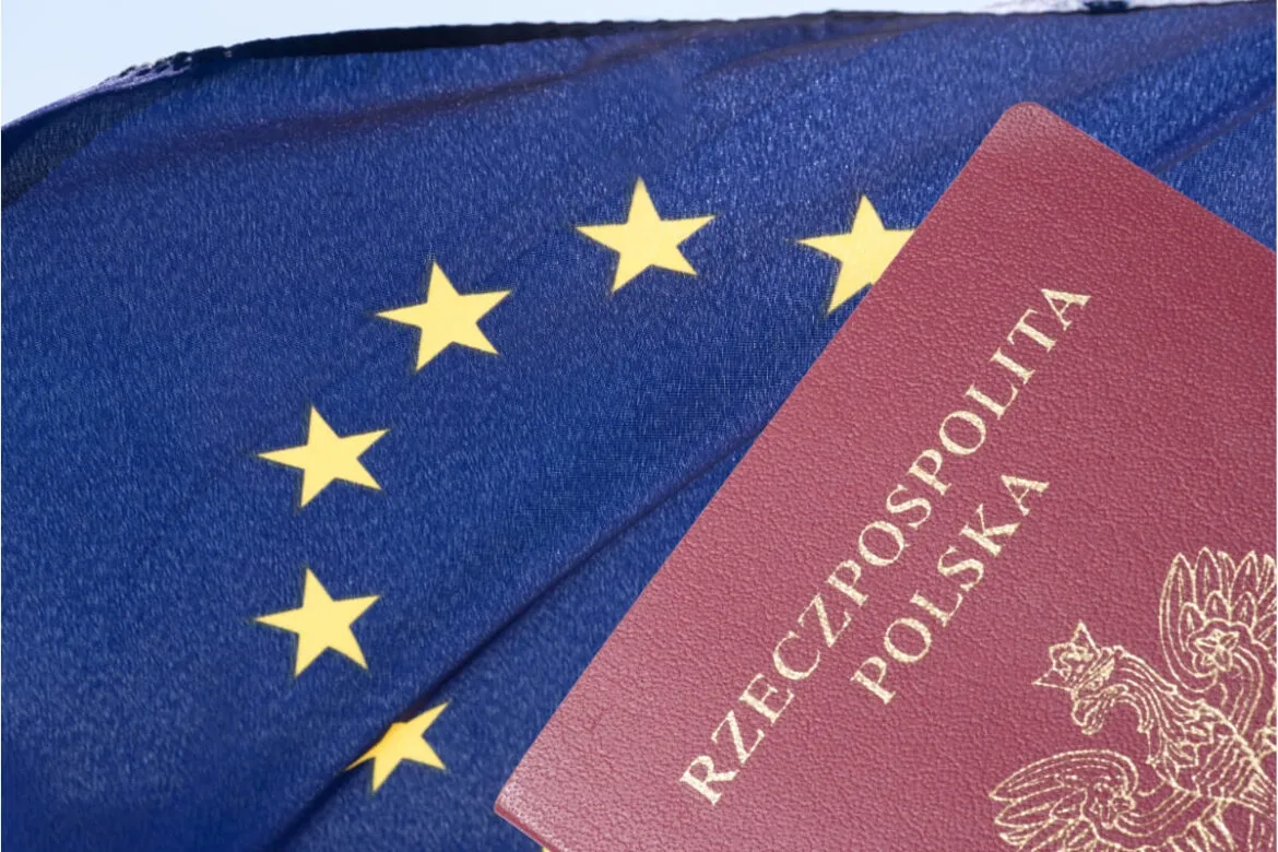 Imagem de parte de um passaporte para falar sobre a cidadania polonesa.