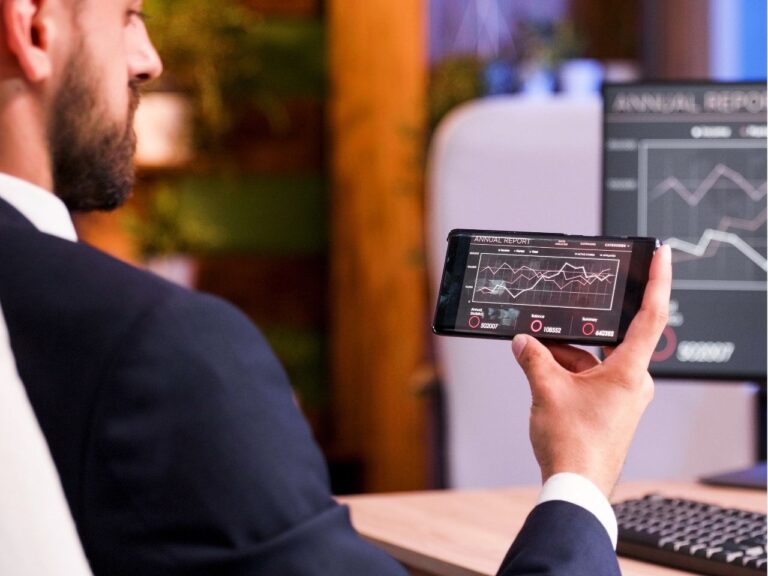 Homem aprendendo a comprar ações da Apple