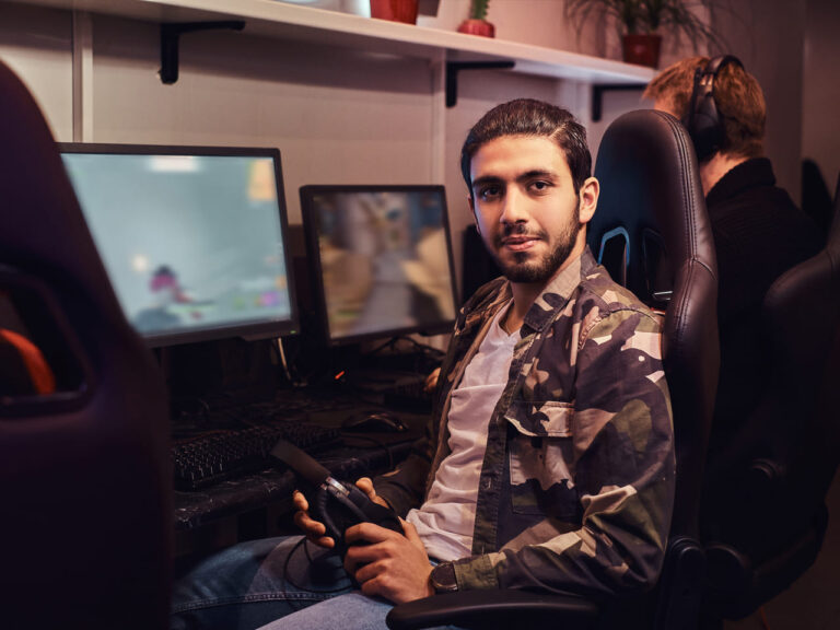 Model Um desenvolvedor de jogos transforma ideias criativas em experiências interativas e imersivas.