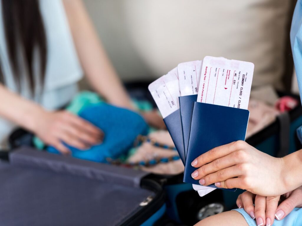 Mulher segurando passaporte para levar para Itália.
