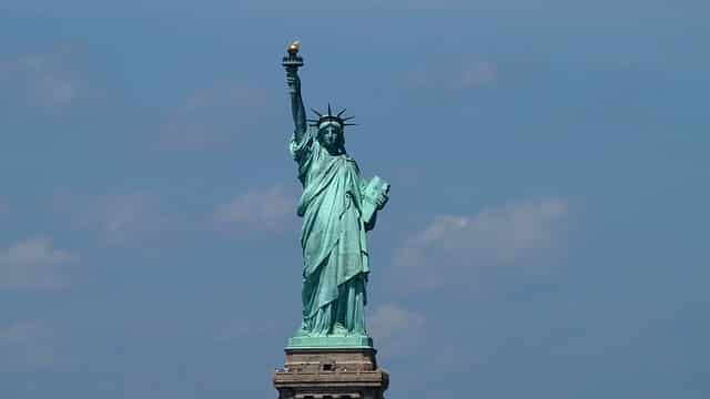 Para abrir uma conta nos Estados Unidos, é necessário apenas um passaporte e o depósito inicial de US$50,00 para ativação.