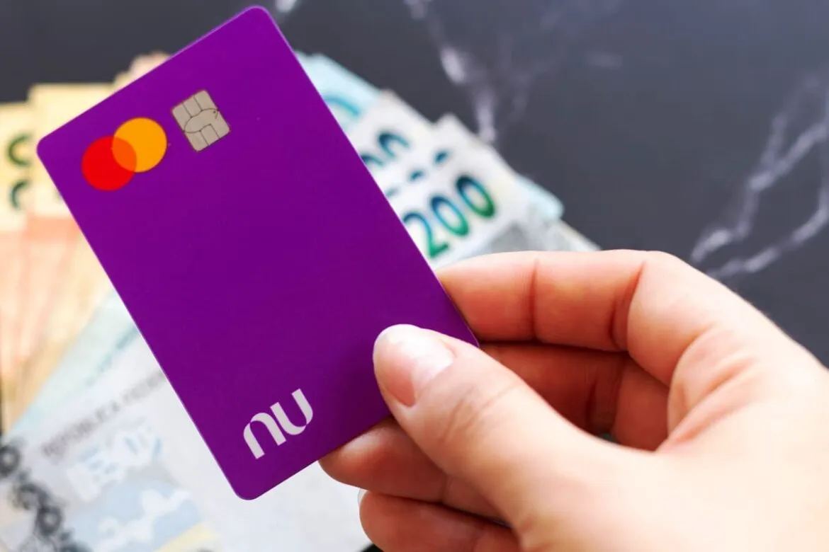 Mão segurando cartão Nubank