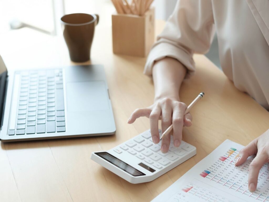 Mulher calculando custos de planejamento financeiro para viver no exterior