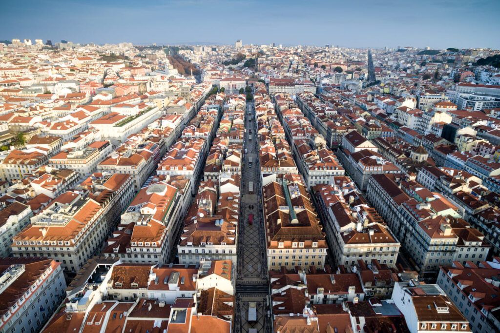 Vista área de Lisboa simbolizando o valor de um aluguel em Portugal.