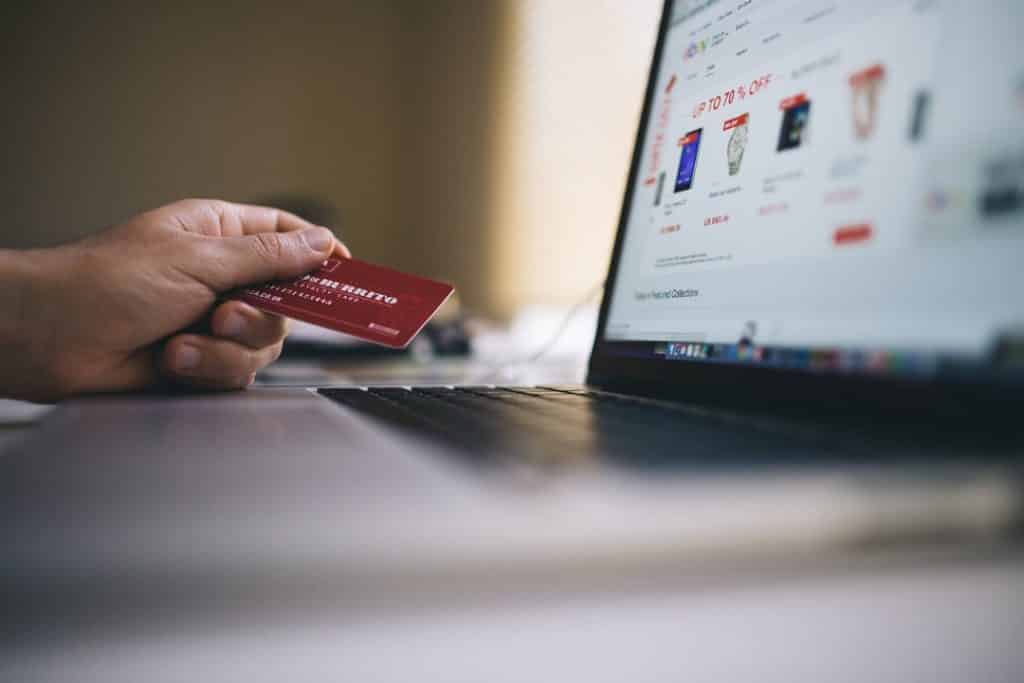 Com o dólar em alta, muitas pessoas aguardam ansiosamente a Black Friday para tentar encontrar pacotes de viagem a preços mais convidativos.