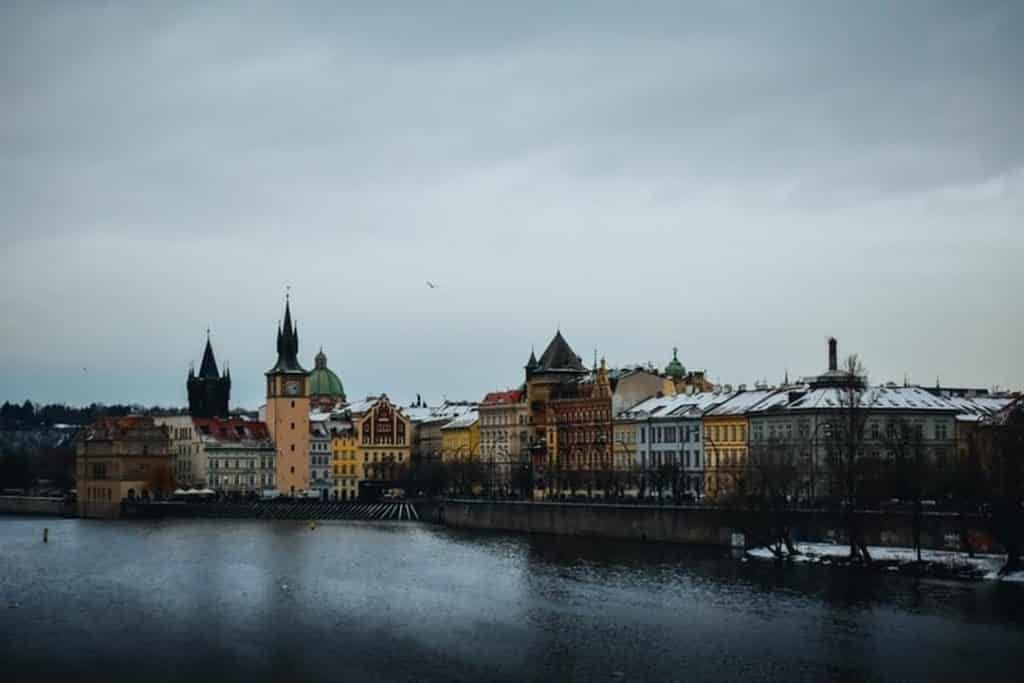 Uma das cidades mais fascinantes da Europa, Praga oferece diversas atrações para quem viajar no inverno para lá como edifícios históricos e igrejas góticas.