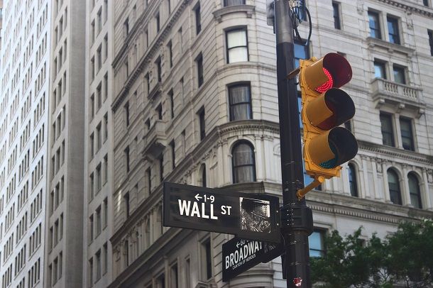 O Dow Jones fica localizado em Wall Street, cidade de Nova York.
