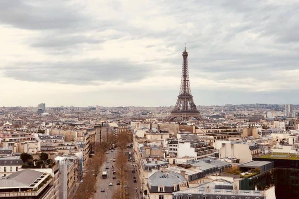 Vista aberta de Paris, destacando a Torre Eiffel