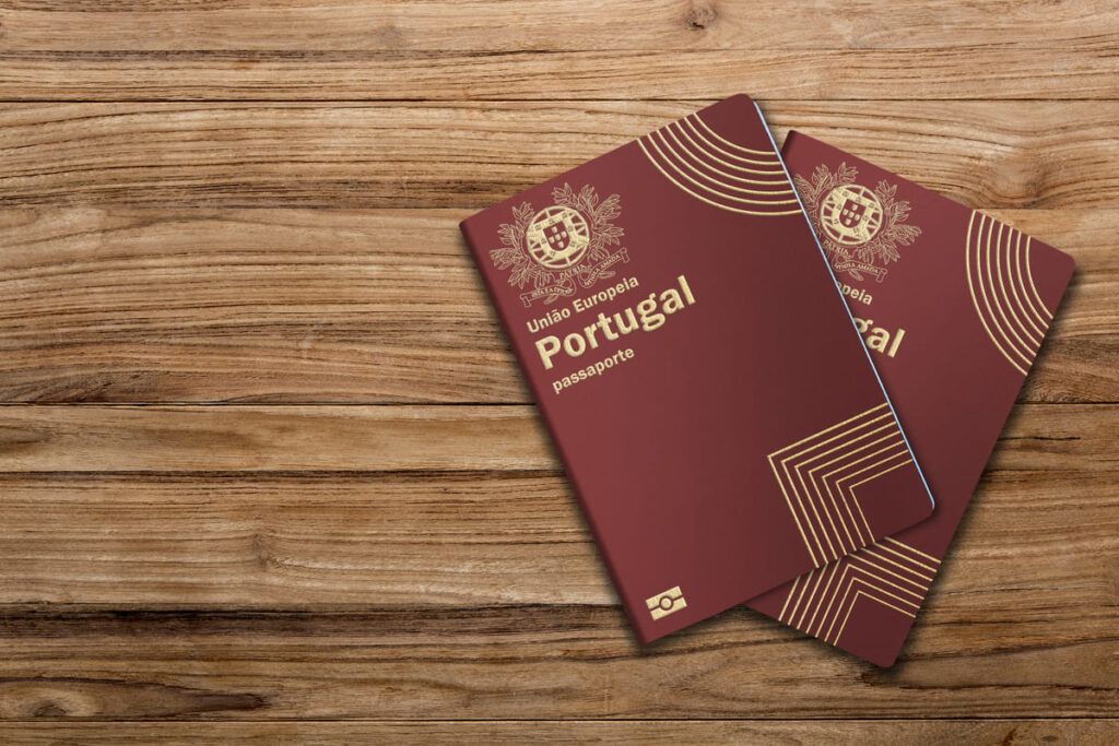 Passaporte português em cima de uma mesa