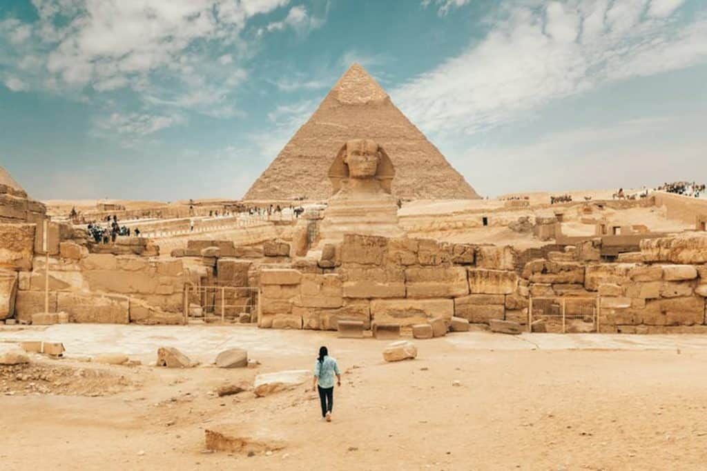 É possível chegar até as Pirâmides do Egito. Elas são um dos pontos turísticos mais incríveis do Egito.