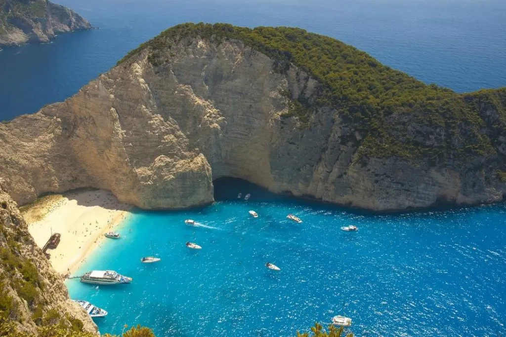 O país é um dos destinos favoritos de turistas que visitam a Europa. Veja os pontos turísticos na Grécia que você não pode deixar de incluir em seu roteiro.