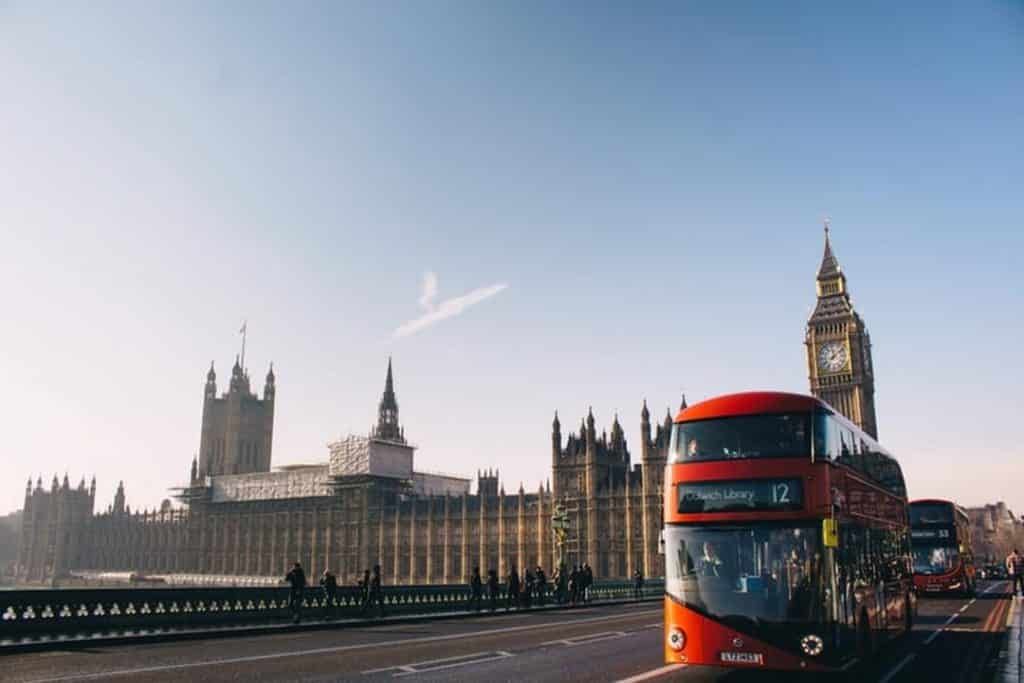 Os famosos ônibus vermelhos de turismo de Londres já viraram referência da cidade.