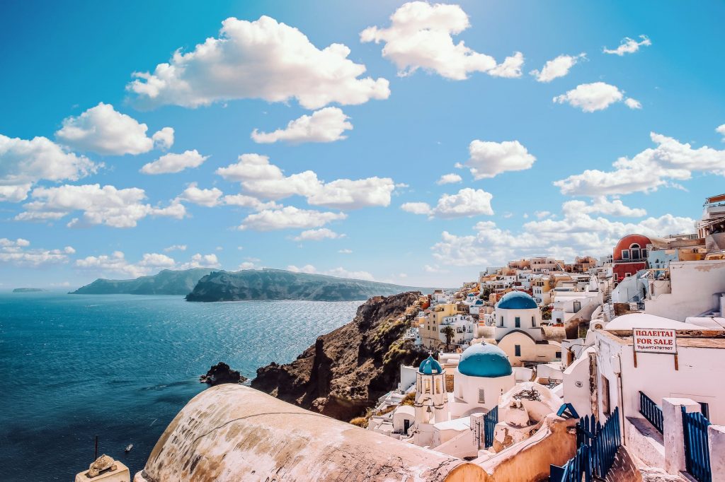 Viajar para a Grécia: imagem de Santorini, uma das ilhas Cíclades no Mar Ageu.