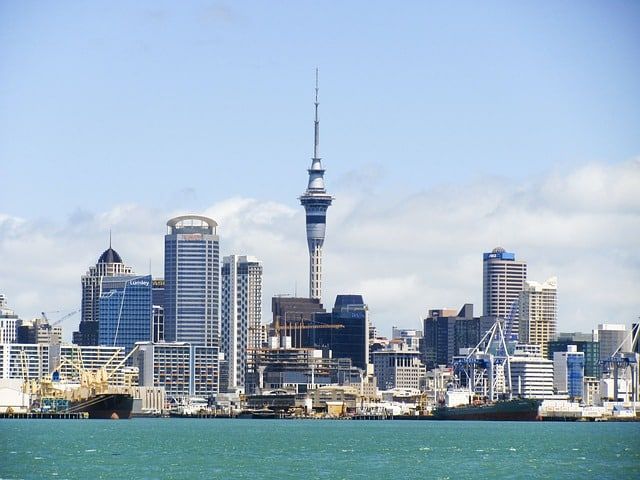 Auckland é a maior cidade da Nova Zelândia. No centro da foto você observa o Sky Tower, maior torre do hemisfério sul com 328 metros de altura.