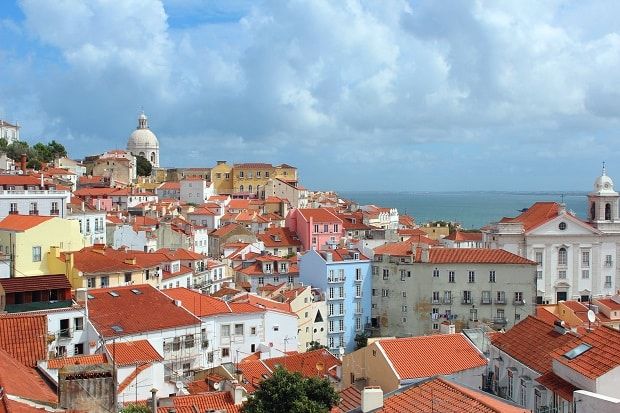 Portugal vem se tornando cada vez mais atrativo para os turistas por aliar arquitetura, história e belas praias naturais.