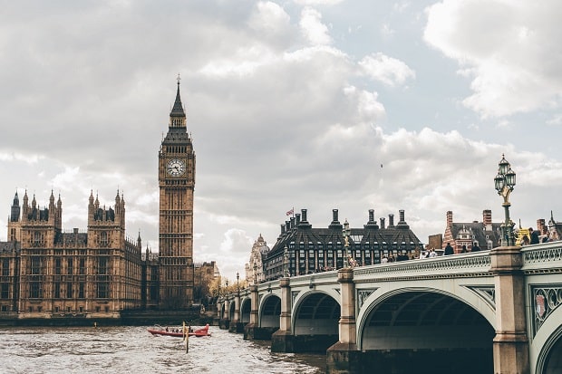 O índice que mede a bolsa de valores de Londres é o FTSE 100.