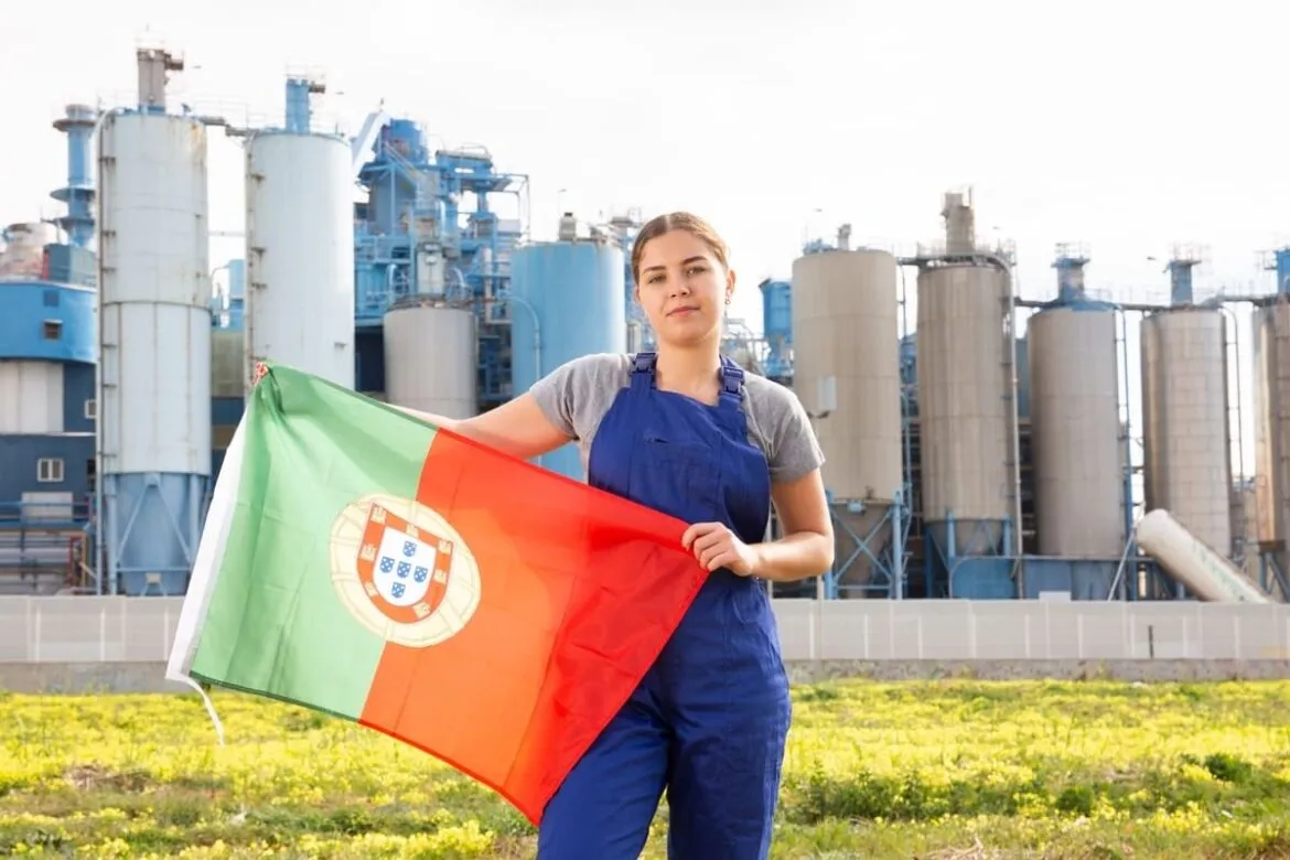 Mulher segurando bandeira após abrir empresa em Portugal.