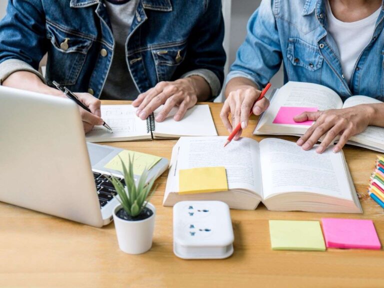 Estudantes pesquisando sobre bolsas de estudos no exterior